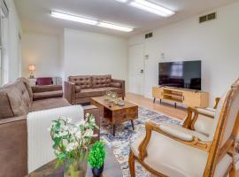 Sight See and Explore! Apt 7 Mi to Dtwn Toledo, hotel in Toledo