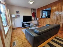 Cozy bungalow near Montreal and shops