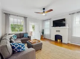 Spacious duplex with private balcony, washer & dryer, and WiFI