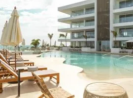 Luxe Penthouse met zeezicht en directe toegang tot zwembad en strand op Mambo Beach