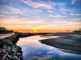 Walk to the Beach Pool & Hot Tubs & Gym - A-116, Hotel in Oceanside