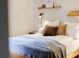 Moderne Fewo mit Balkon und Parkplatz
