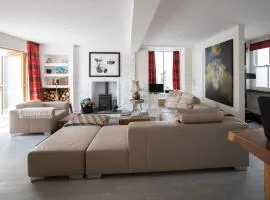 Large Open Plan Cottage with Balcony BBQ Area