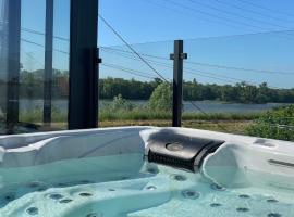 Jacuzzi et Vue sur Loire - Maison d'hôtes L'Odyssée, hotel with hot tubs in La Chapelle-sur-Loire