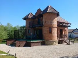 Una, Home on river bank