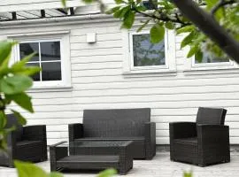 City centre treehouse with backyard - two bedroom apartment