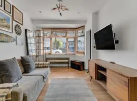 2BR Garden Home Free Parking for 7 Guests Easy Access to London & Heathrow