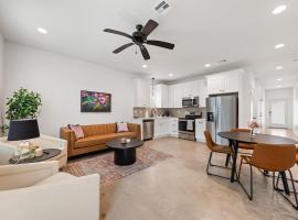 NEW Thibodeaux House Cajun Luxury 65 TV Fast WiFi, hotel a Lafayette