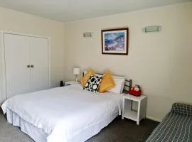Sunny Private Studio in Central Epsom