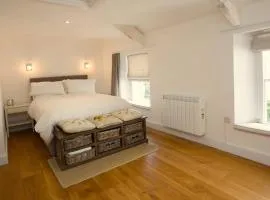 Luxury Spacious Cottage with River Views