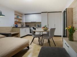 Modern Apartment, Full Kitchen, for 6