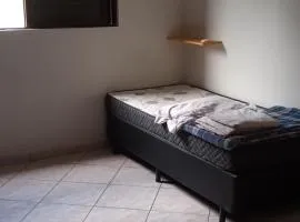 Quarto independente em casa de família com banheiro fora da habilitação mas é privado