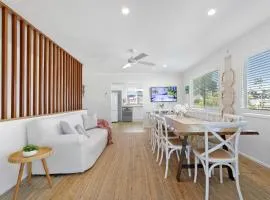 Spacious Coastal Retreat Sleeps 10 PacMan Fireplace 5Mins Beach
