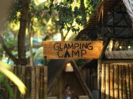 Unique Glamping Experience Near Tagaytay, Hotel in Carmona
