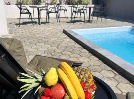 Private pool suites By Day Off، فندق في إسكوبية