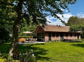 Landhuisje ter Heide - charming cottage with hottub, hotel s jacuzzi v destinaci De Moer