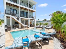 Villa Sorrento 2025 Luxury Build Steps to Beach & Town, hotel in Fort Myers Beach