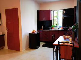 Modern 2BR Apt with Kitchen FAST WIFI AC in North Paramaribo, hotel a Paramaribo