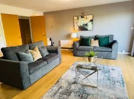 Spacious 2 Bed Perfect for City Centre & Bay, Pool, Gym