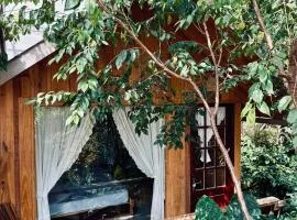 September Garden Homestay - Wooden House with Mountain view