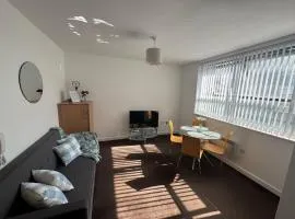 Chic Trafford Apartment, Private Underground Parking, Fast Wi-Fi, Self Check-in Anytime, 5 mins to Old Trafford Stadium