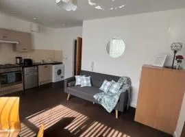 Chic Trafford Apartment, Private Underground Parking, Fast Wi-Fi, Self Check-in Anytime, 5 mins to Old Trafford Stadium