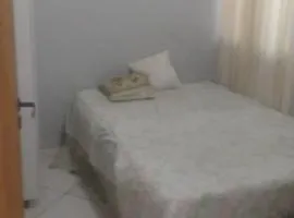 Quarto individual com cama cama de casal