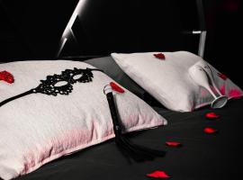 Suite craz'in Love Room, jacuzzi, cinéma, Camargue, hotel v destinaci Beaucaire