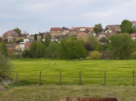 Ferienwohnung Sowade - alle Wohnungen mit Bad und Küche, hotel in Nebra