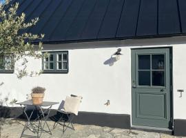 Traditional Scanian Farm In The Fields Of Österlen, hotel in Gärsnäs