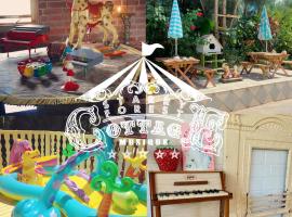 猫とピアノと星空のリゾートブティックコテージ -Starry Forest Cottage Okinawa-, hotelli kohteessa Onna