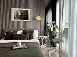 City Oasis: 5 Min to Metro, Pool & Gym, Essentials