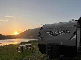 Wildwood camper - site #72, hotel in Klamath
