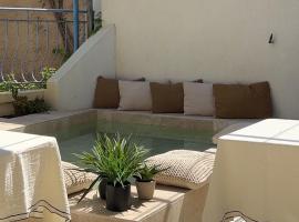 Hôtel L'Escale Au Soleil, hotel v destinaci Saint-Aygulf