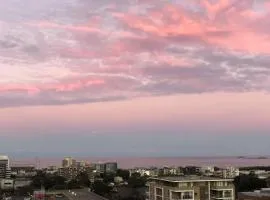 CBD Penthouse Retreat - Stunning Ocean & City View
