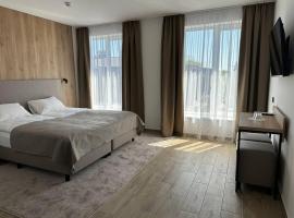 Inn West Hotel by Pysanka，位于科洛梅亚的酒店