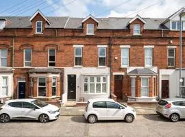 Luxurious 5 Bedroom Home near City Centre