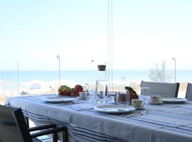 SE125 - Senigallia, esclusivo trilocale fronte mare con piscina, khách sạn ở Senigallia