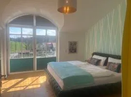 Villenzimmer mit eigenem Bad, Kunst und Aussicht