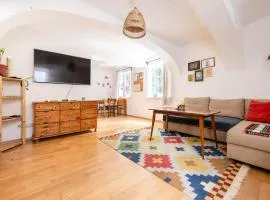 Central, calm Oasis with private parking