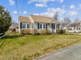 Coastal Cottage Retreat Steps from the Beach cottage, hotel v destinaci Wareham