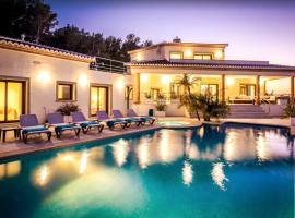 Casa Orquídea - Luxury 4 bedroom Villa, viešbutis mieste Chavėja