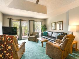 Cozy Branson Townhome 1 Mi to Silver Dollar City!, hotel v destinaci Branson West