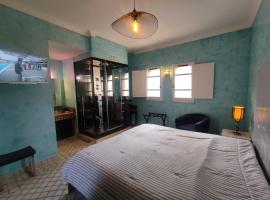 Chambre 3, Riad 3 Couple only au village naturiste, hotel v destinaci Cap d'Agde