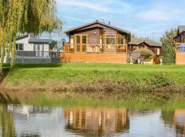 Kingfisher Lodge in Stratford upon Avon, cabin in Alveston