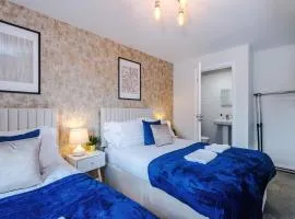 3 BDR 3 WC - Lux Stay- Walk to Airport & JLR Halewood-Speke Boulevard - Driveway Parking 6 Beds Sleeps 9- Liverpool Waters-Docks- Bank Arena- Regular Work Stays Available - Samina -ARZ Stays