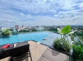 Grand 2-Bedroom Condo with Pool