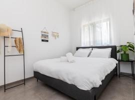 סוויטת מול הבניאס, hotel in Kibbutz Snir