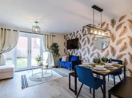 Christmas Escape in Liverpool!- Walk to Airport & JLR-Speke Boulevard - Driveway Parking 3 Bedrooms 3 WC -5 Beds- Work & Family Groups - Regular Work Stays Available - ARZ Stays