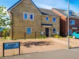 Luxury in Liverpool!- Walk to Airport & JLR-Speke Boulevard - Driveway Parking 3 Bedrooms 3 WC -5 Beds - Sleeps 9- Liverpool Docks - Bank Arena - Regular Work Stays Available - ARZ Stays